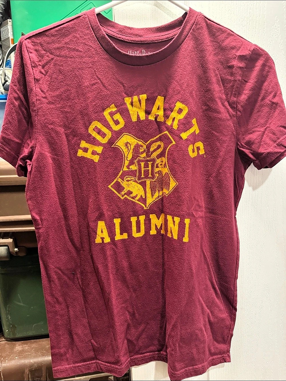 Harry Potter Hogwarts Alumni T-Shirt Burgundy & Yellow Small/Medium Like New